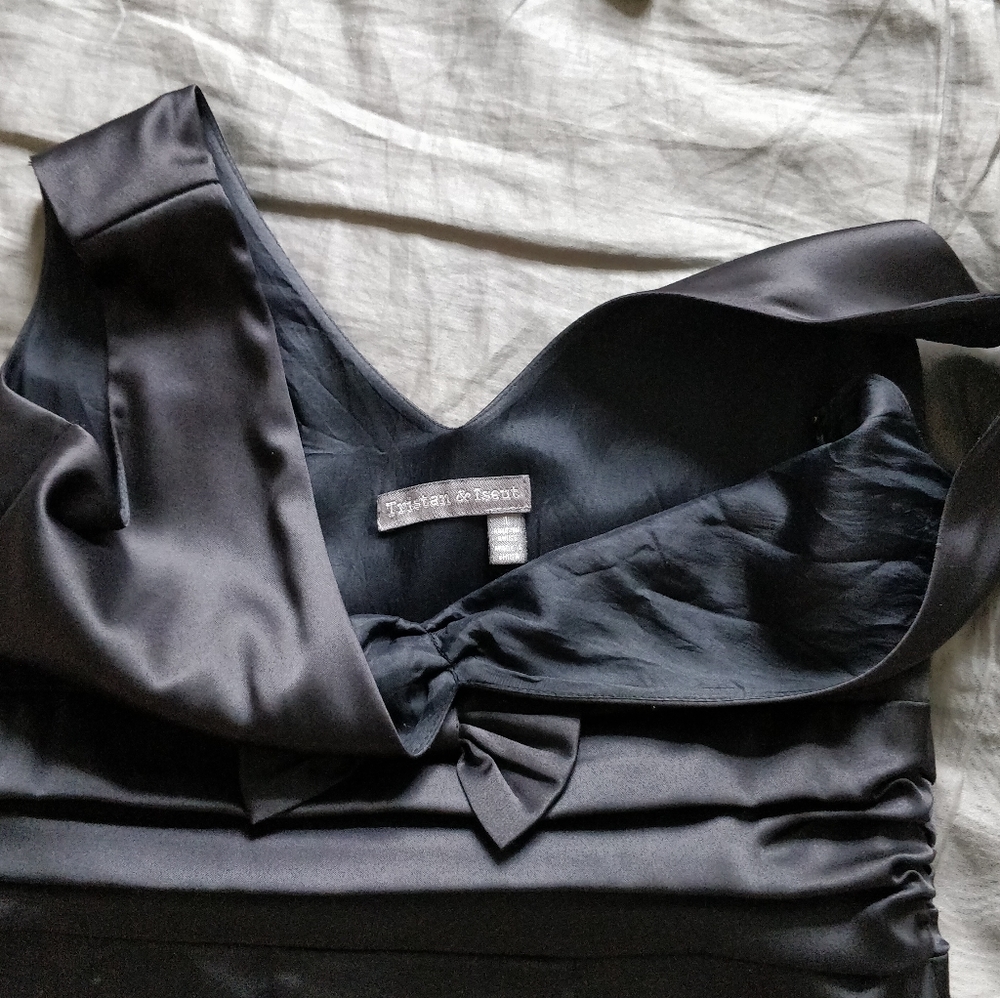 Elegant Tristan and Iseut black satin dress